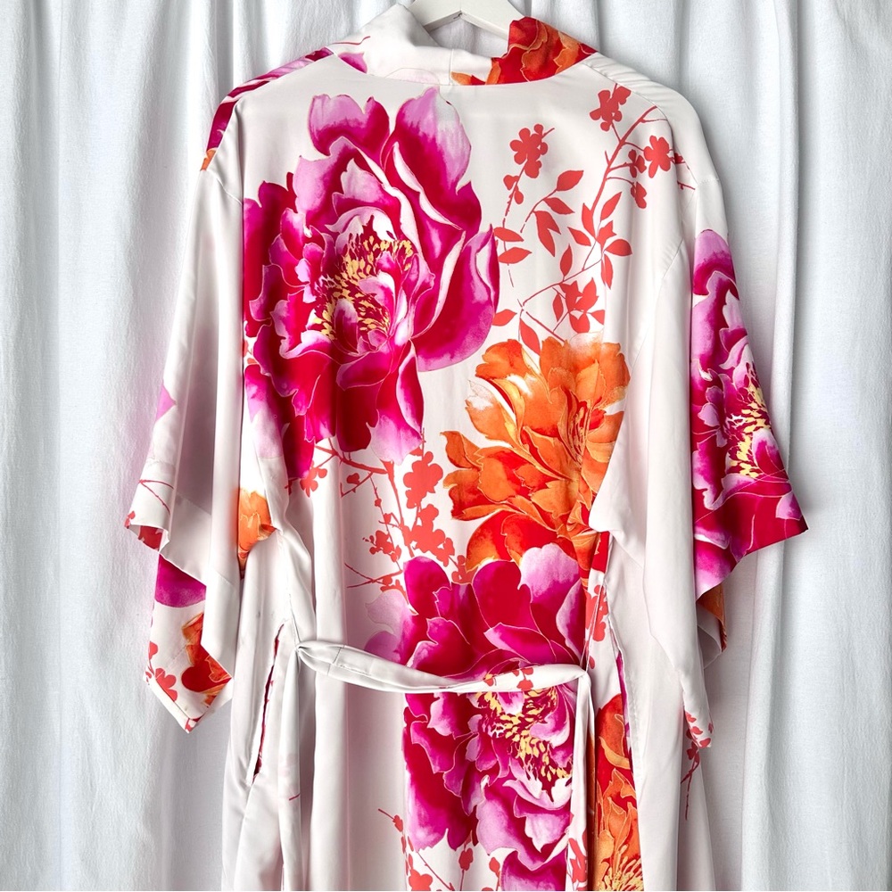 Natori Floral Print Robe ASO Khloe Kardashian - Picture 3 of 14